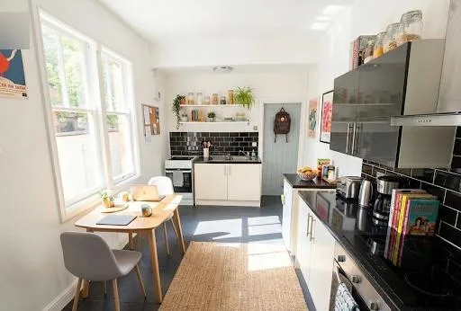 6 bedroom end of terrace house for rent