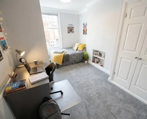 6 bedroom end of terrace house for rent