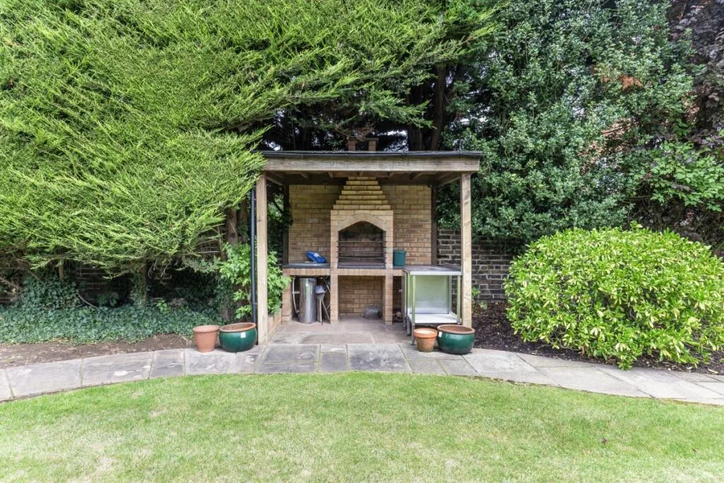 8 bedroom detached house for rent