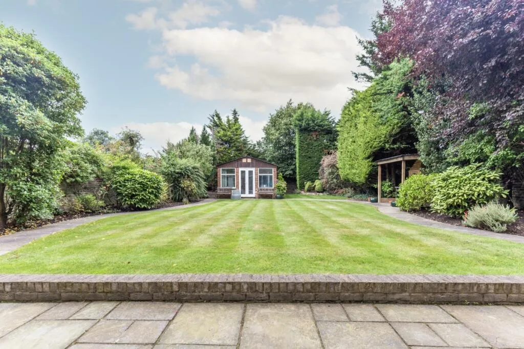 8 bedroom detached house for rent