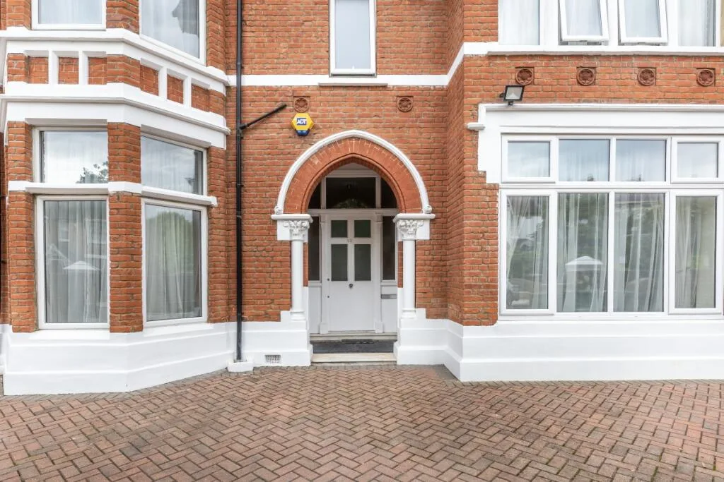 8 bedroom detached house for rent
