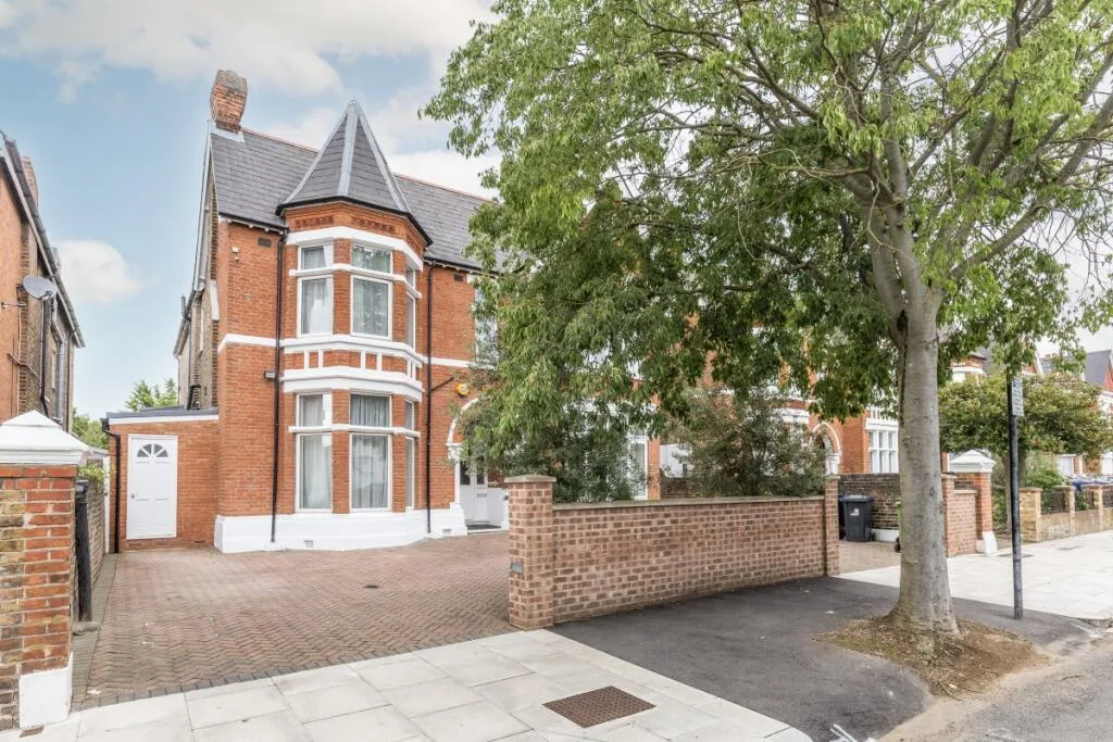 8 bedroom detached house for rent