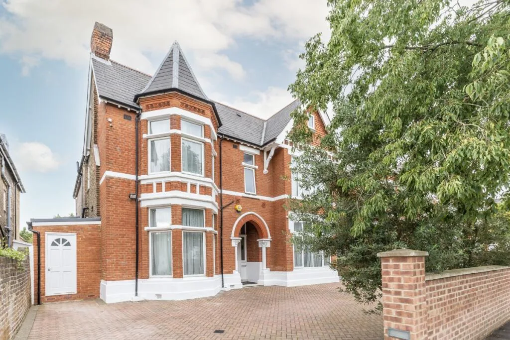 8 bedroom detached house for rent