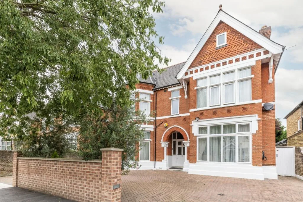 8 bedroom detached house for rent