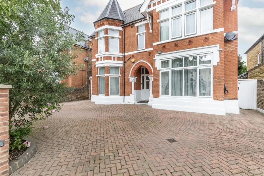 8 bedroom detached house for rent