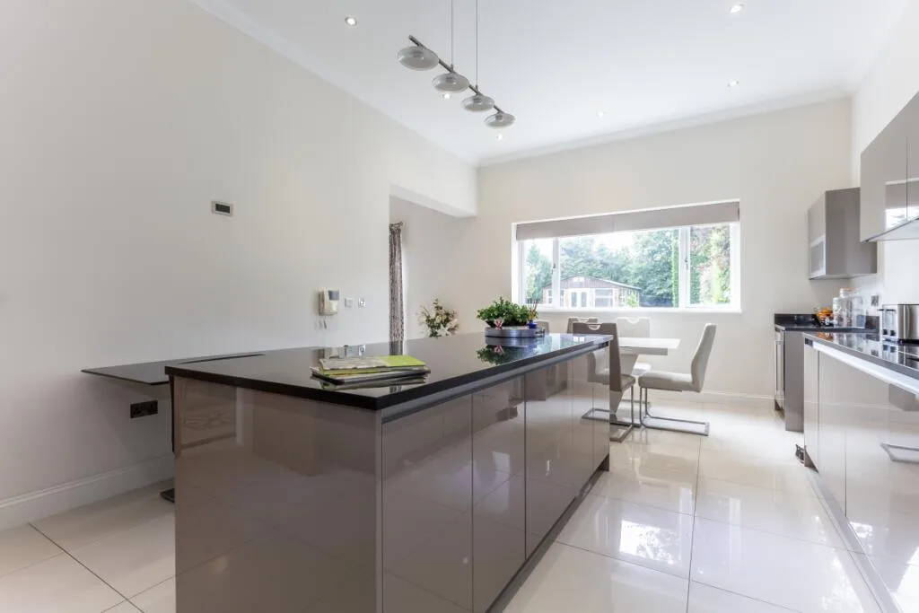 8 bedroom detached house for rent