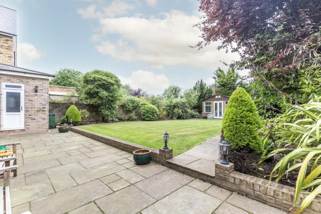 8 bedroom detached house for rent