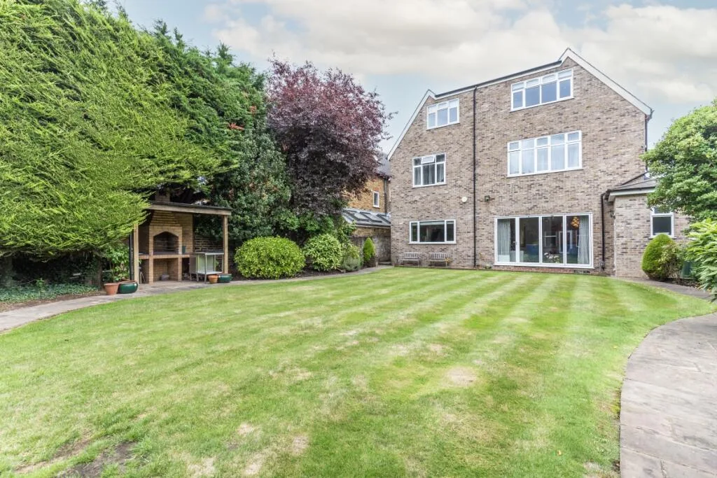8 bedroom detached house for rent