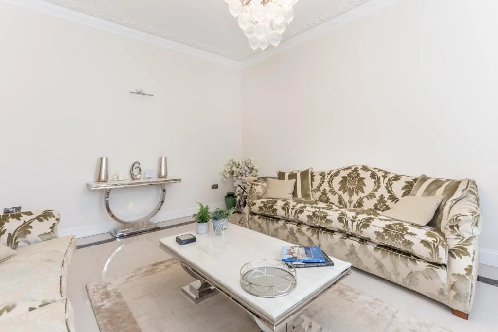 8 bedroom detached house for rent