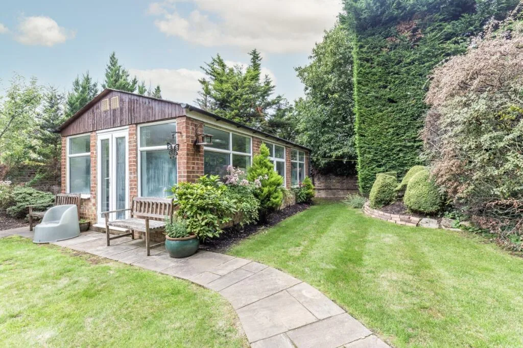 8 bedroom detached house for rent