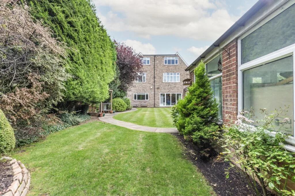 8 bedroom detached house for rent