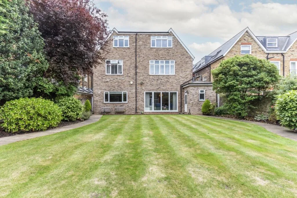 8 bedroom detached house for rent