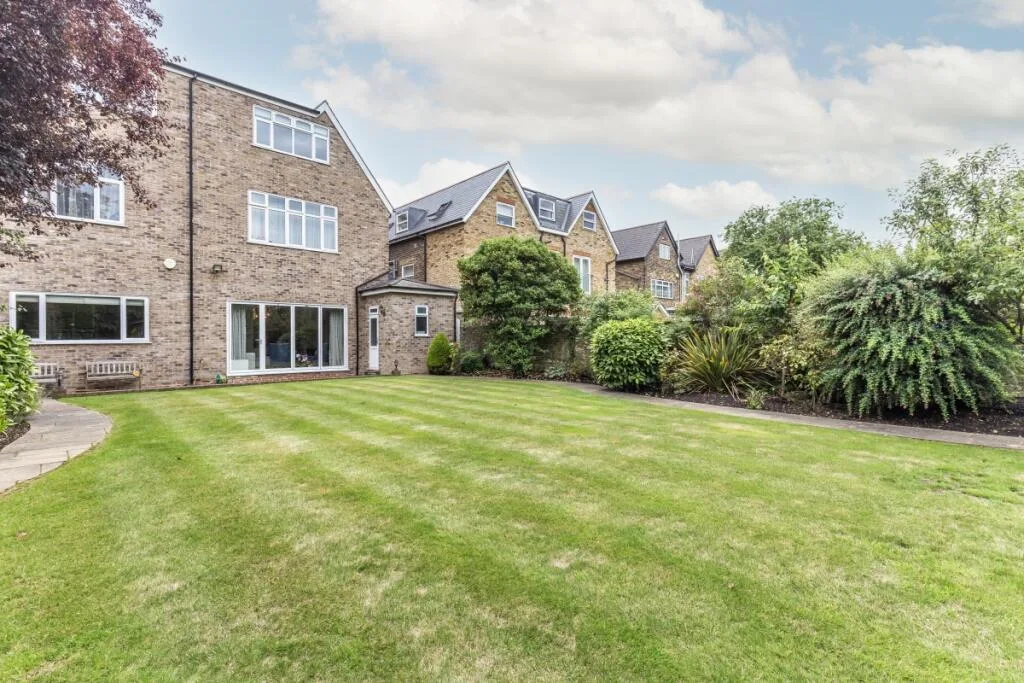 8 bedroom detached house for rent