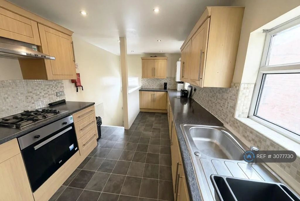 6 bedroom maisonette for rent