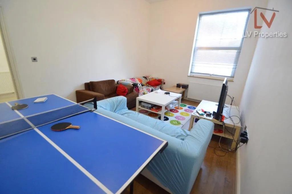 6 bedroom terraced house for rent