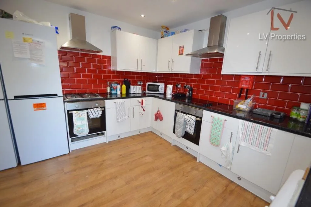 6 bedroom terraced house for rent