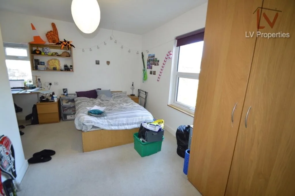 6 bedroom terraced house for rent
