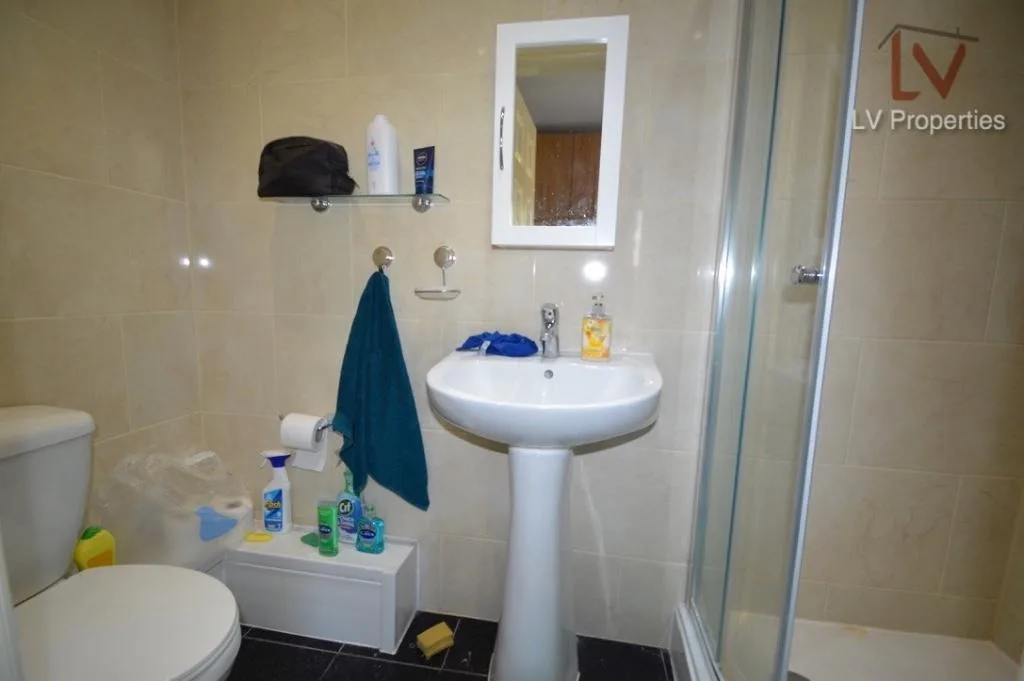 6 bedroom terraced house for rent