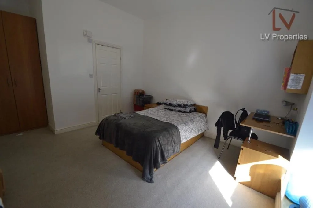 6 bedroom terraced house for rent