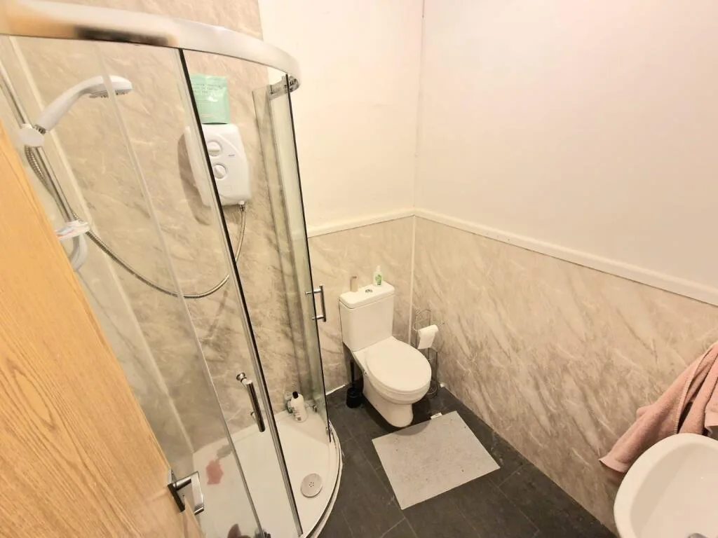 6 bedroom semi-detached house for rent