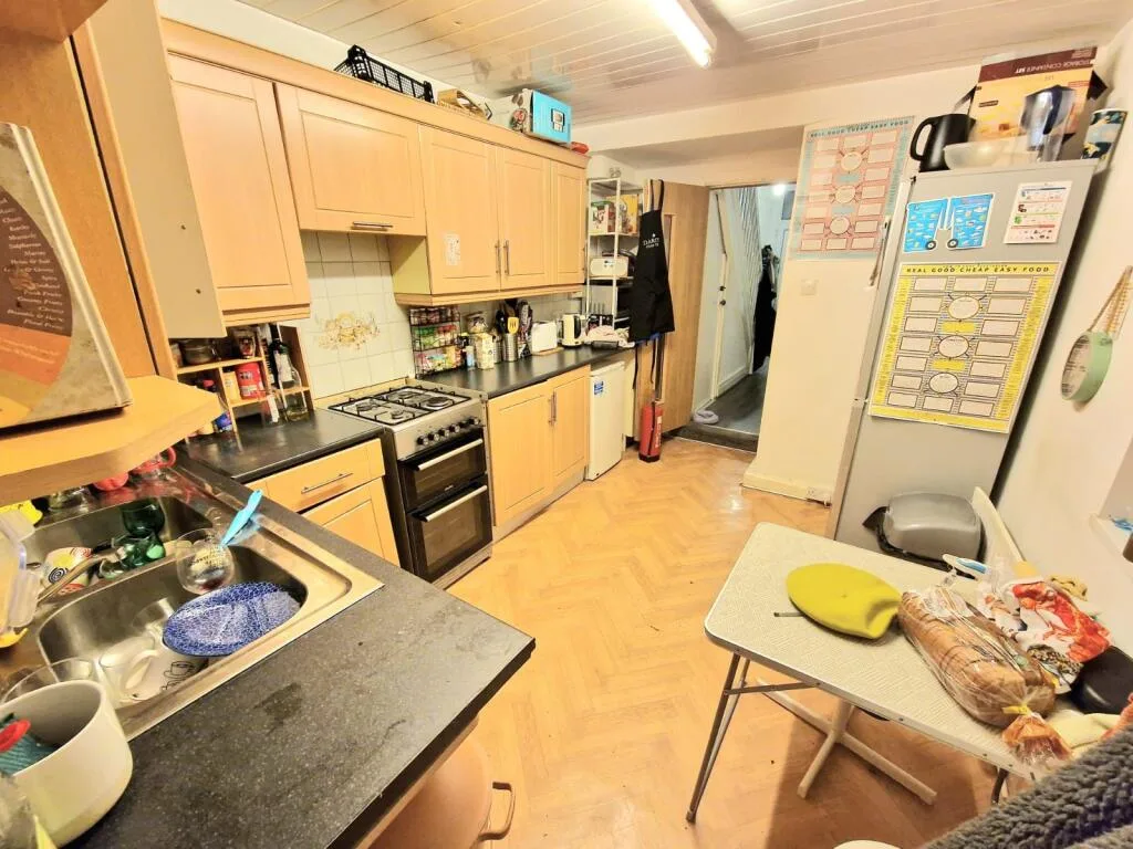 6 bedroom semi-detached house for rent