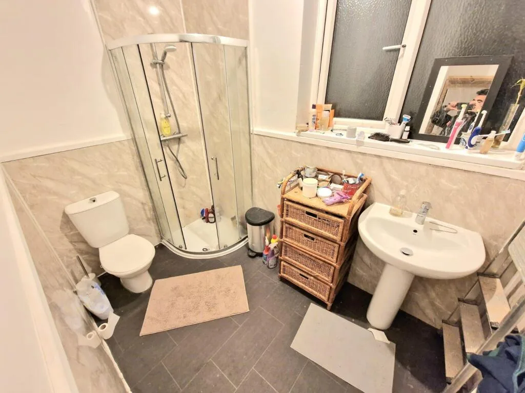 6 bedroom semi-detached house for rent