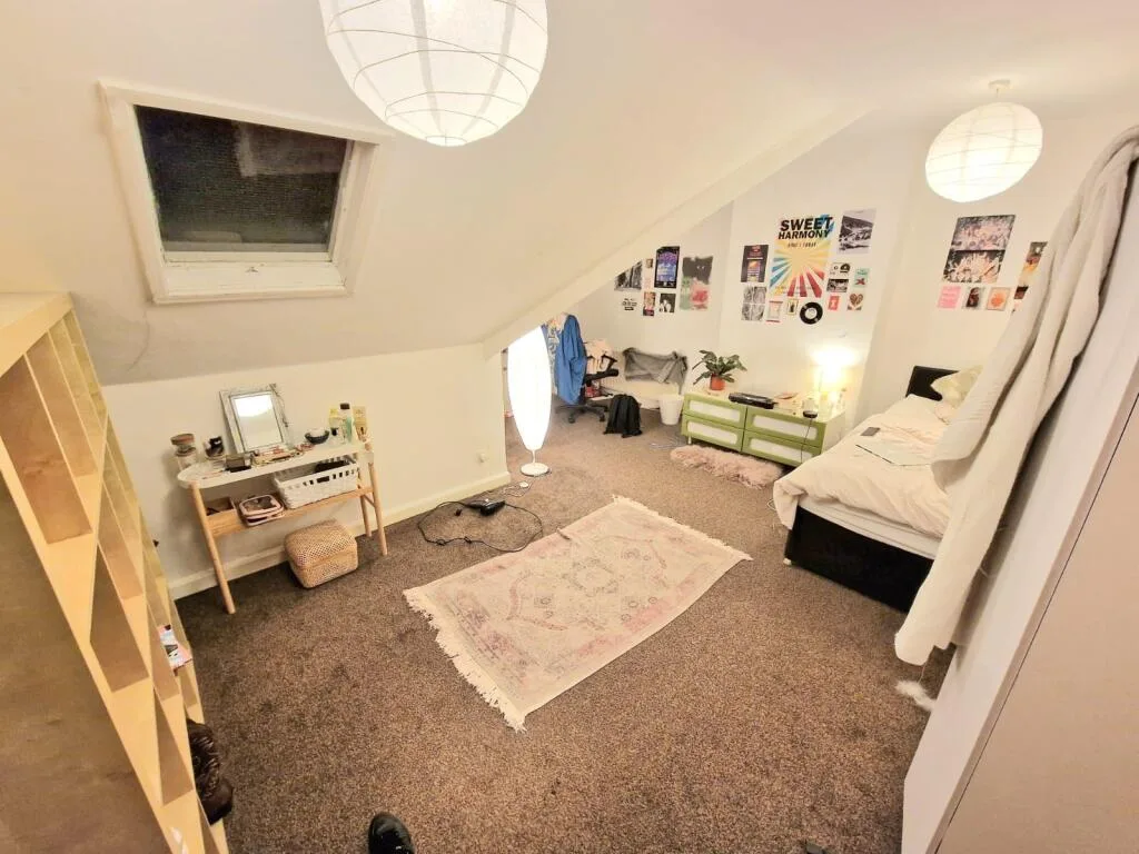 6 bedroom semi-detached house for rent