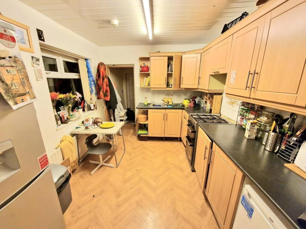 6 bedroom semi-detached house for rent