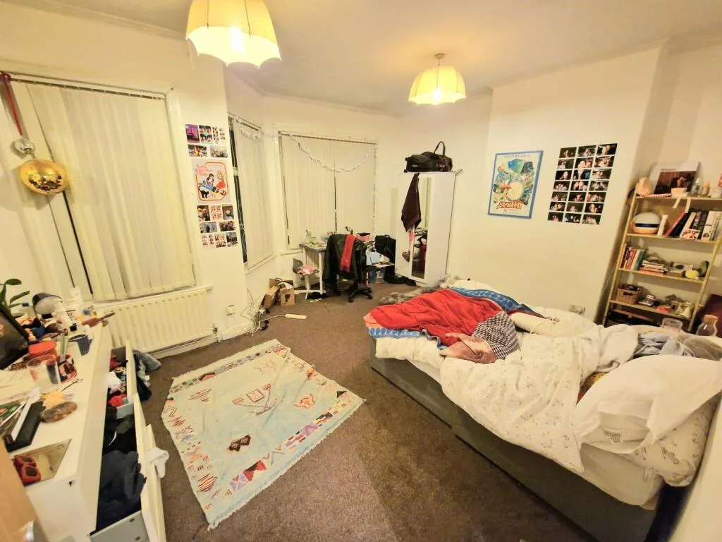 6 bedroom semi-detached house for rent
