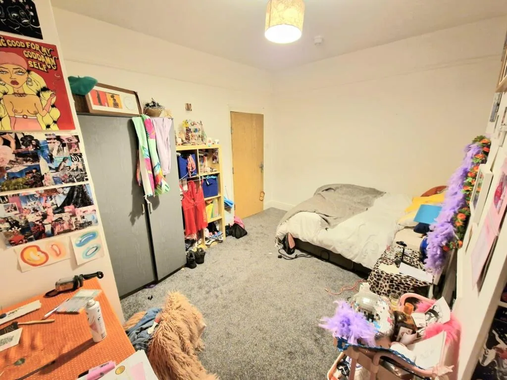 6 bedroom semi-detached house for rent
