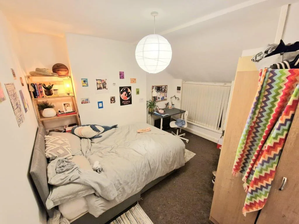 6 bedroom semi-detached house for rent