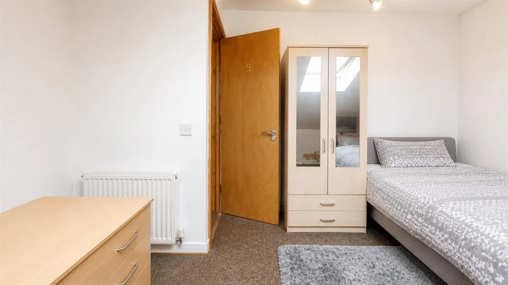 6 bedroom house for rent