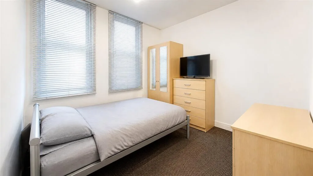 6 bedroom house for rent