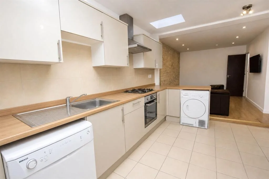 6 bedroom house for rent