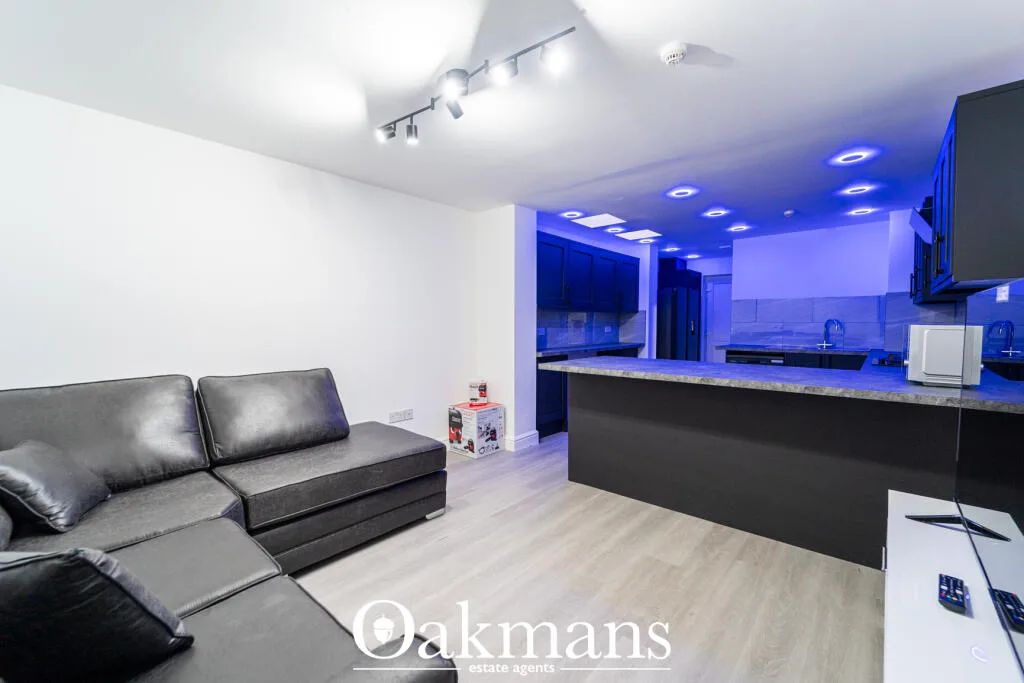 6 bedroom end of terrace house for rent