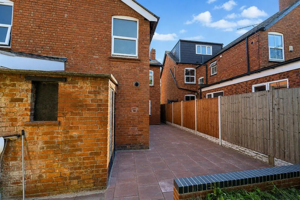 2 bedroom semi-detached house for rent