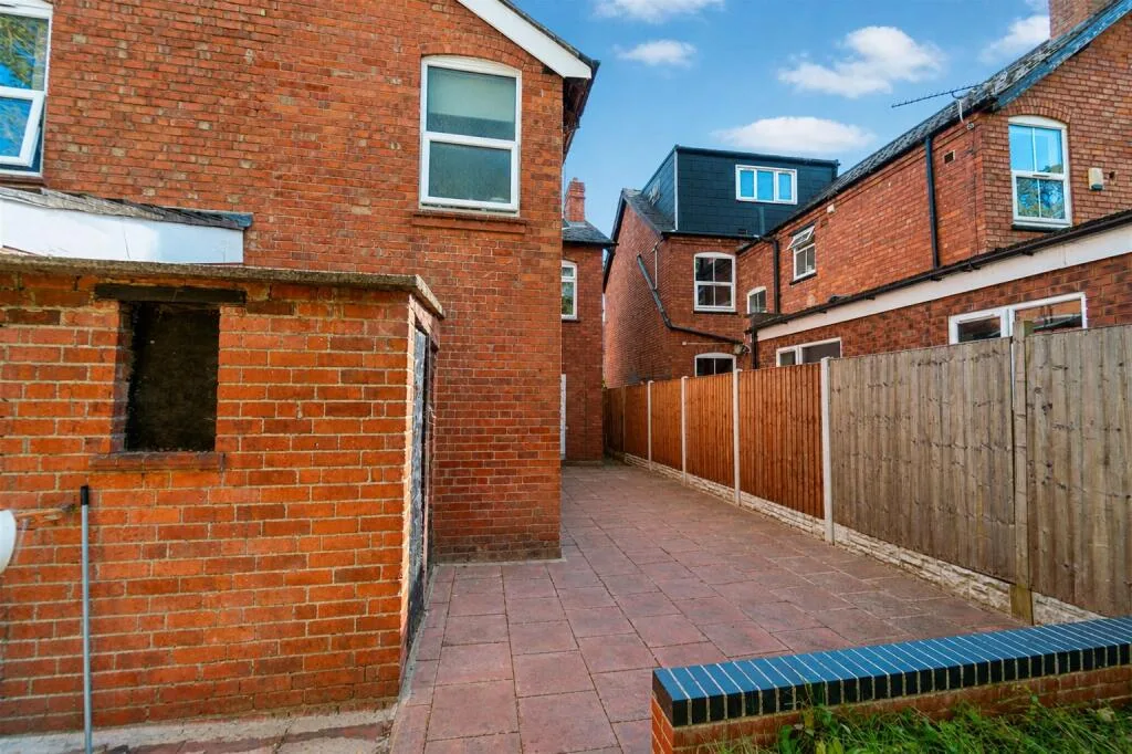 2 bedroom semi-detached house for rent