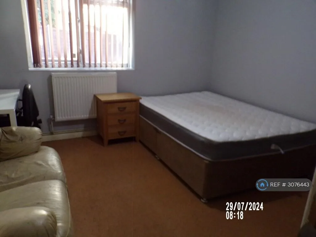 9 bedroom end of terrace house for rent