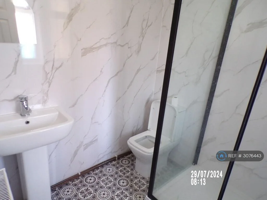 9 bedroom end of terrace house for rent