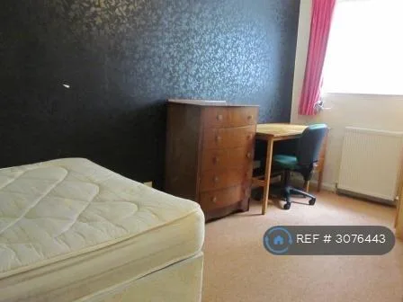 9 bedroom end of terrace house for rent