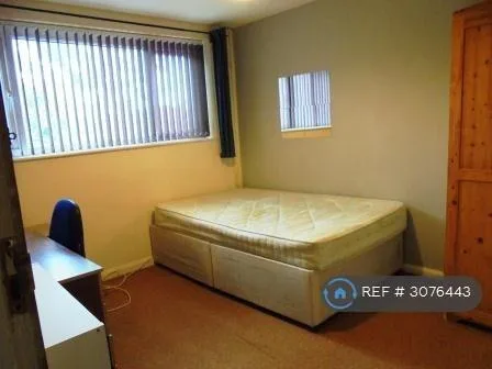 9 bedroom end of terrace house for rent