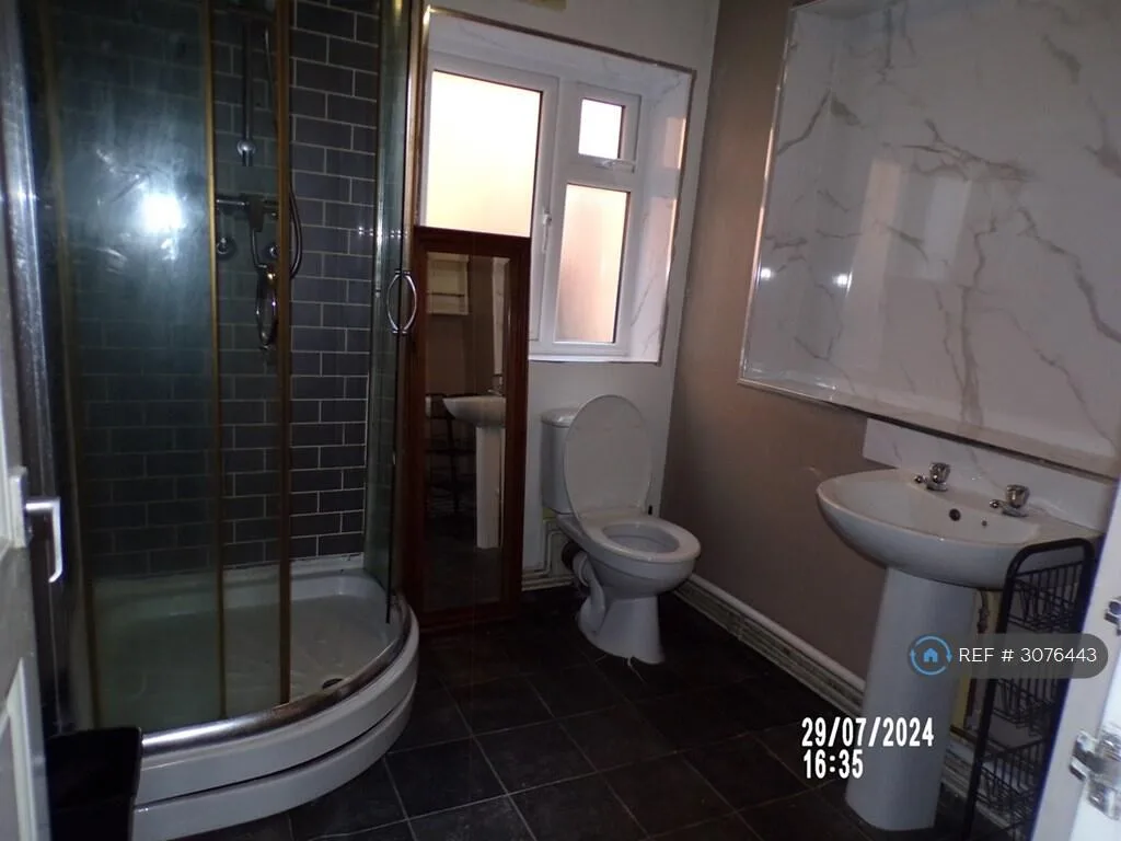 9 bedroom end of terrace house for rent