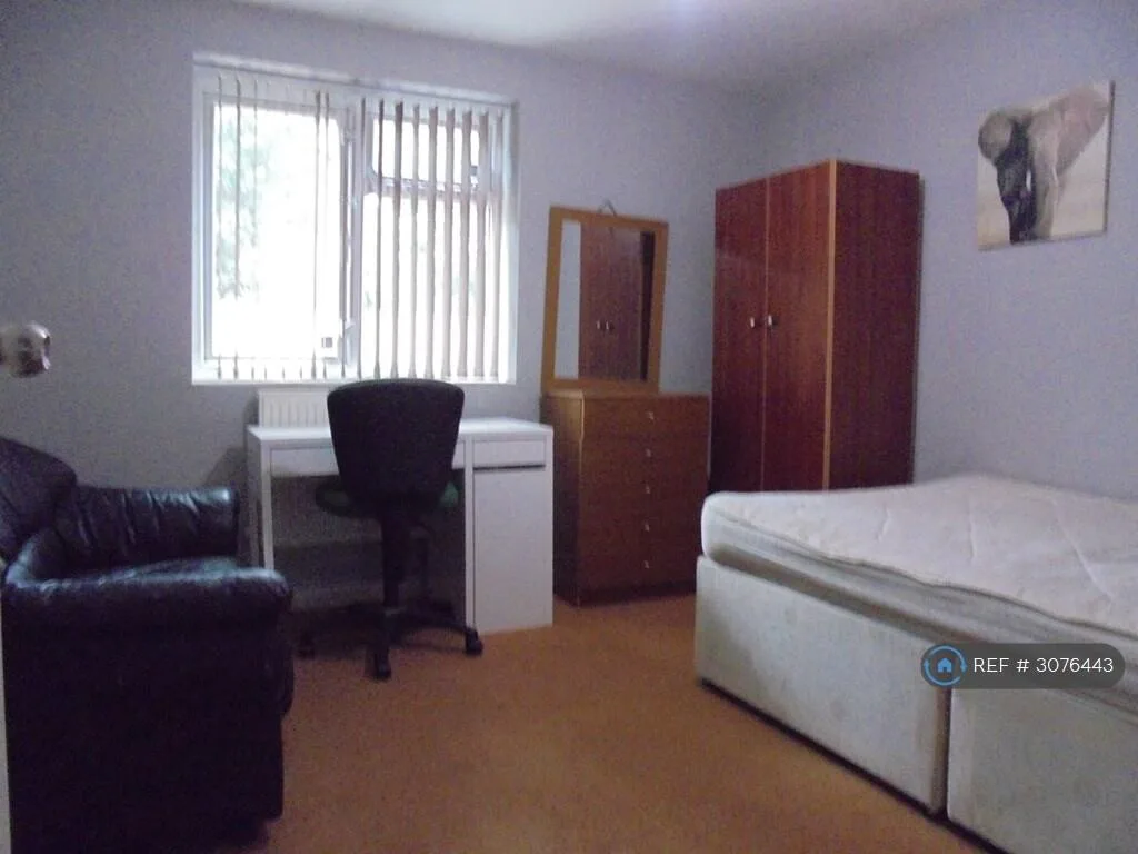 9 bedroom end of terrace house for rent