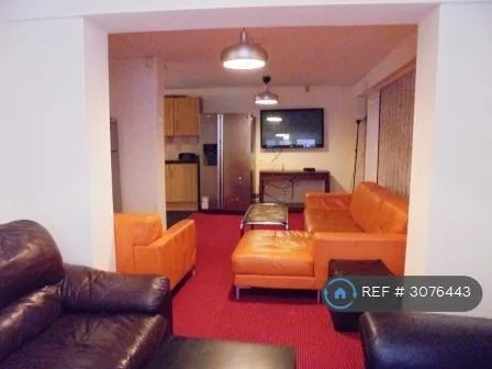 9 bedroom end of terrace house for rent
