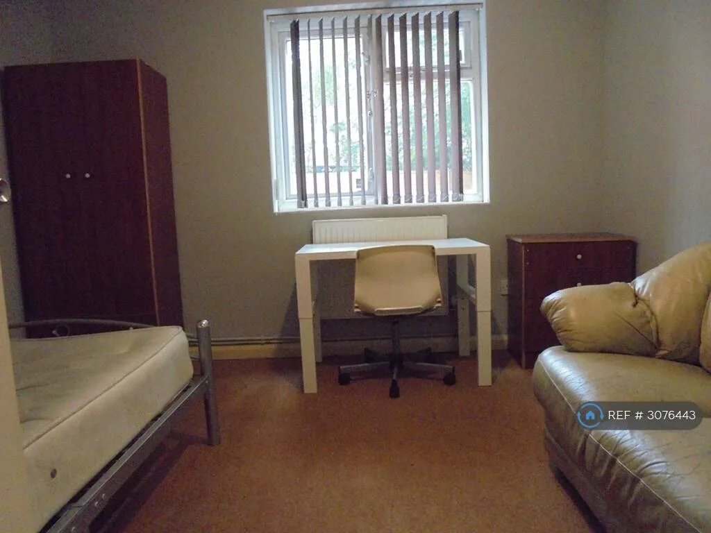 9 bedroom end of terrace house for rent