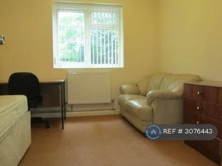 9 bedroom end of terrace house for rent