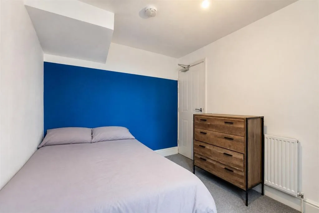 5 bedroom terraced house for rent