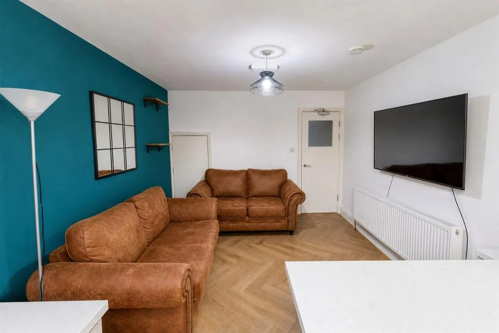 5 bedroom terraced house for rent