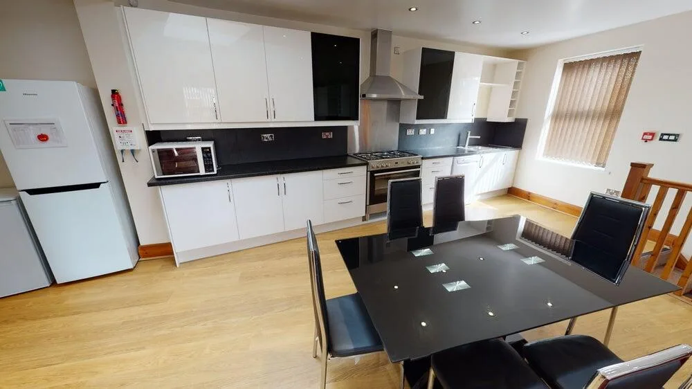 5 bedroom flat for rent