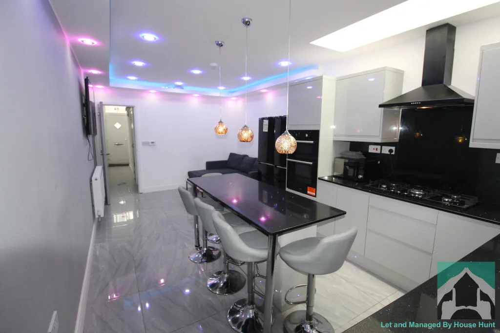 6 bedroom house for rent